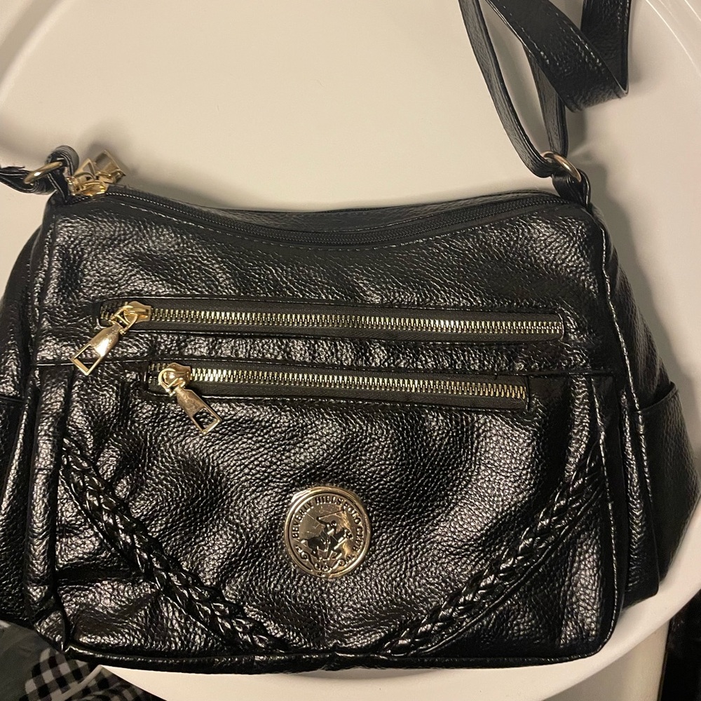Beverly Hills polo club purse black with 5 pockets on it,Very nice feel !🐊